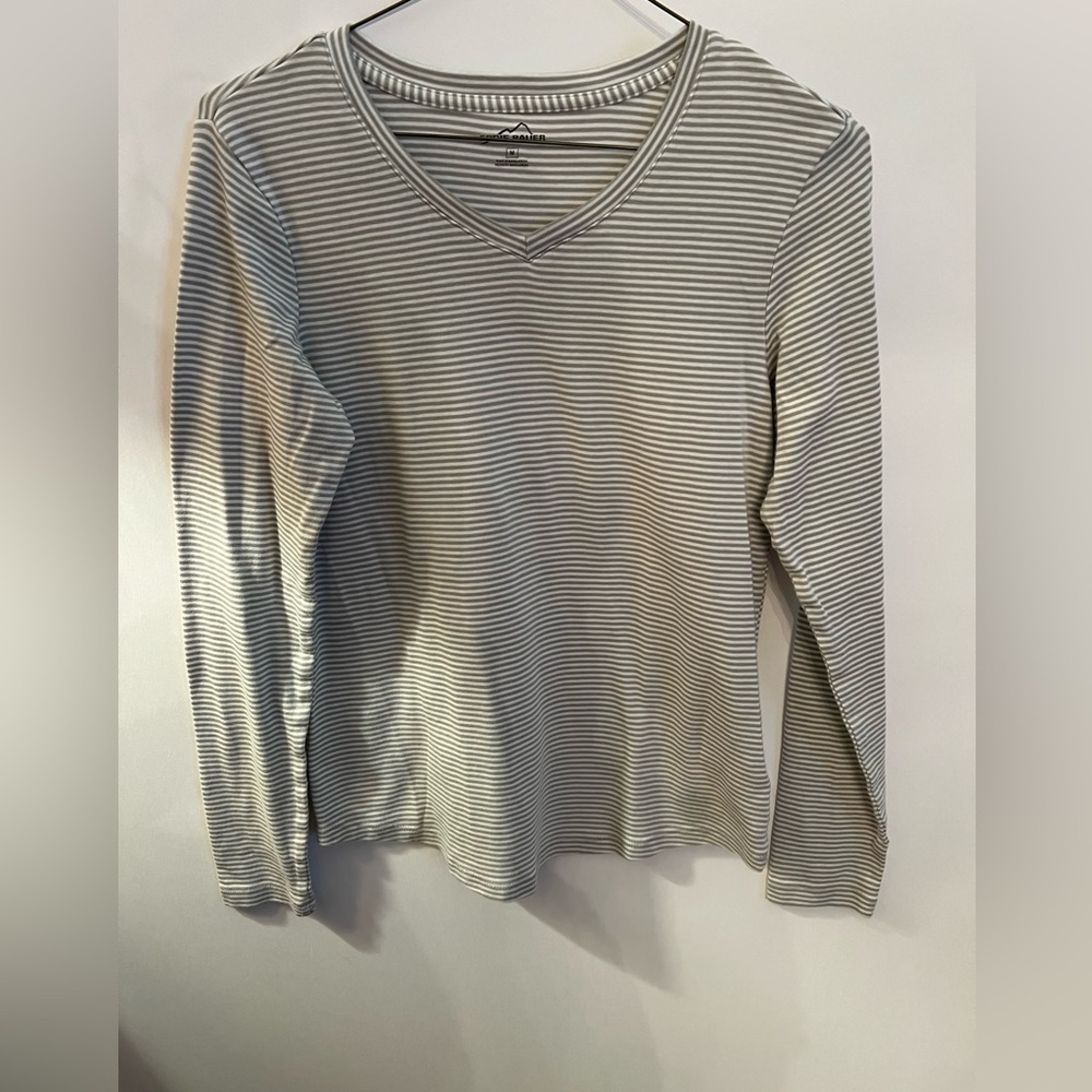 EDDIE BAUER GREY AND WHITE LONG SLEEVE V-NECK LADIES T-SHIRT